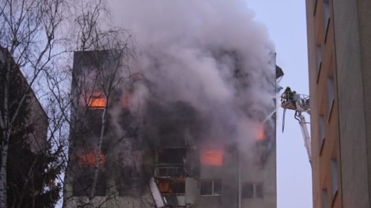 Horiaci obytný dom v Prešove po výbuchu plynu.