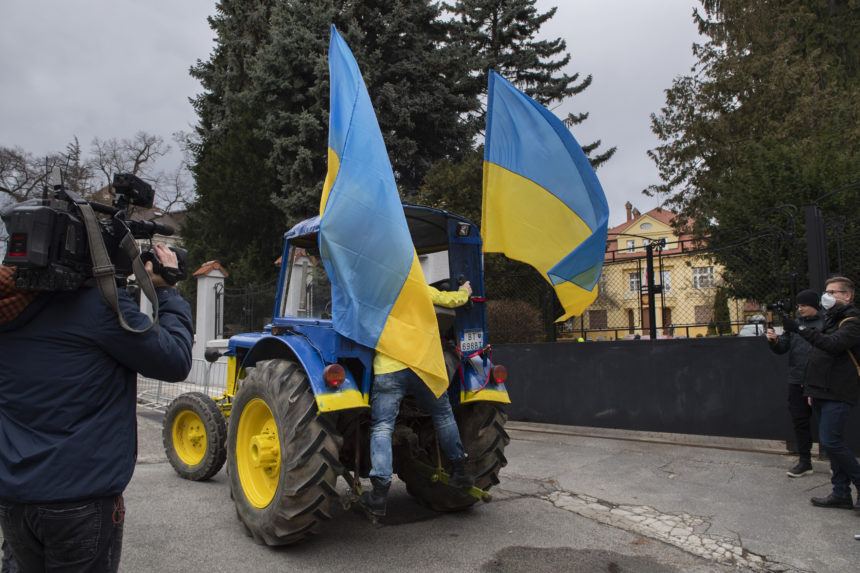 traktor pomaľovaný ukrajinskými farbami počas protestného zhromaždenia iniciatívy Mier Ukrajine ruským veľvyslanectvom