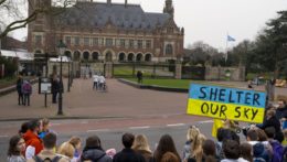 Ľudia protestujú pred budovou Medzinárodného súdneho dvora v holandskom meste Haag.