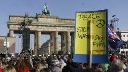 V nemeckých mestách sa zišli tisíce ľudí, aby vyjadrili nesúhlas s vojnou na Ukrajine.
