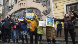 Ľudia protestujú na podporu Ukrajiny pred ruským veľvyslanectvom v estónskom Tallinne.