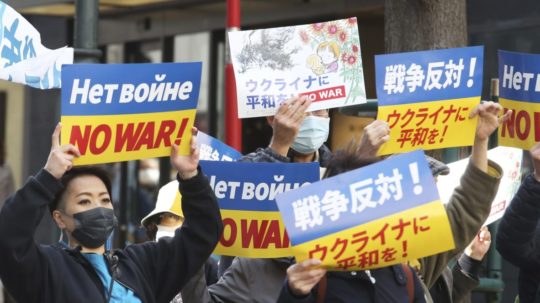 Ľudia protestujú proti ruskej invázii na Ukrajine v Japonsku.