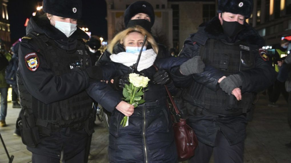 Polícia v Rusku pri protivojnových protestoch zadržala ďalšie stovky ľudí