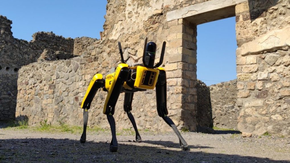 Pompeje monitoruje špeciálny štvornohý robot. Skúma miesta, kde sa je ťažké dostať