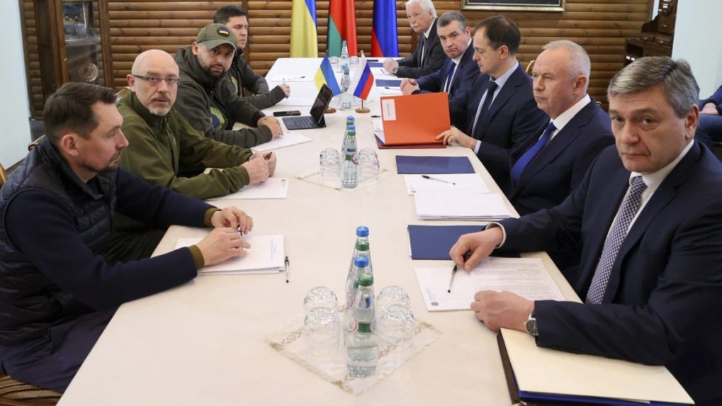Tretie kolo rokovaní Ukrajiny a Ruska sa skončilo, podľa Kyjeva bez výrazného posunu