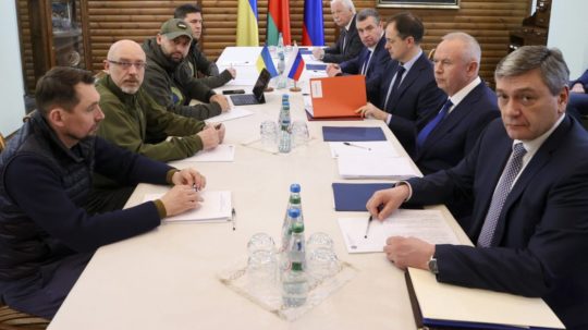 Členovia rokovaní medzi Ruskom a Ukrajinou.