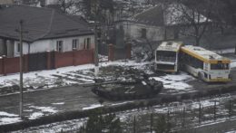 Ruské tanky v uliciach ukrajinského Mariupolu.