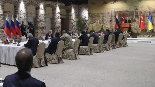 Mierové rokovania medzi ukrajinskou a ruskou delegáciou v tureckom Istanbule. Vojna na Ukrajine.