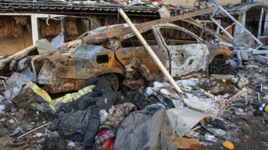 zničené auto v ukrajinskom Charkove