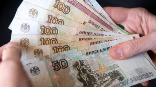 bankovky ruského rubľa.