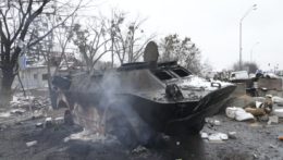 Zničené bojové vozidlo pri Kyjeve.