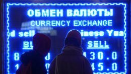 ženy sa pozerajú na obrazovku s informáciou o výmennom kurze v Petrohrade