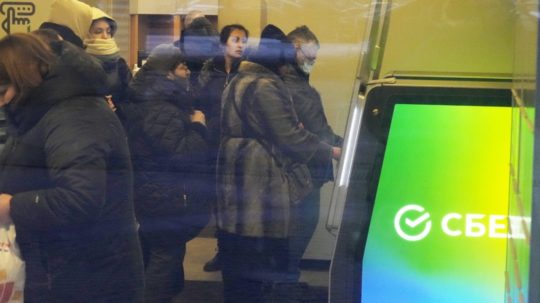 Ľudia čakajú v rade na výber peňazí z bankomatu banky Sberbank v Petrohrade.