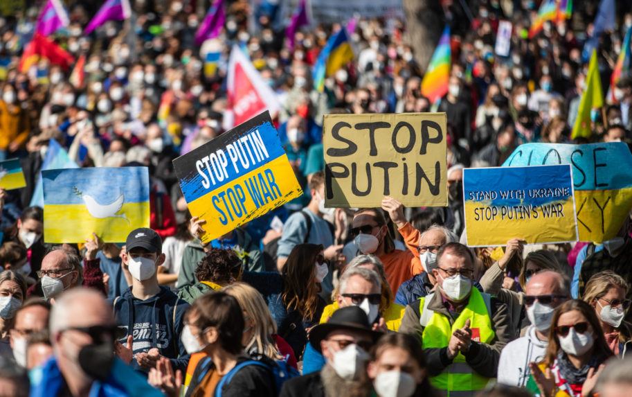 V Nemecku protestovalo proti Putinovej agresii na Ukrajine viac ako 100 000 ľudí