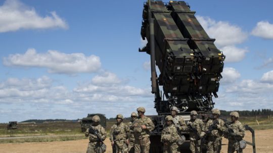 Príslušníci 10. armády protivzdušnej obrany US Army stoja pri raketovom systéme Patriot.