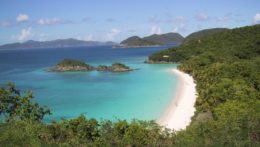 Pláž na ostrove Saint Thomas - jednom z ostrovov Amerických Panenských ostrovov.
