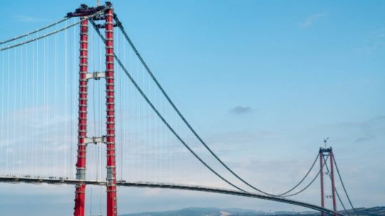 Na snímke najdlhší visutý most na svete.