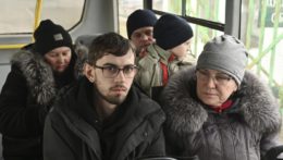 Ukrajinci sedia v evakuačnom autobuse.