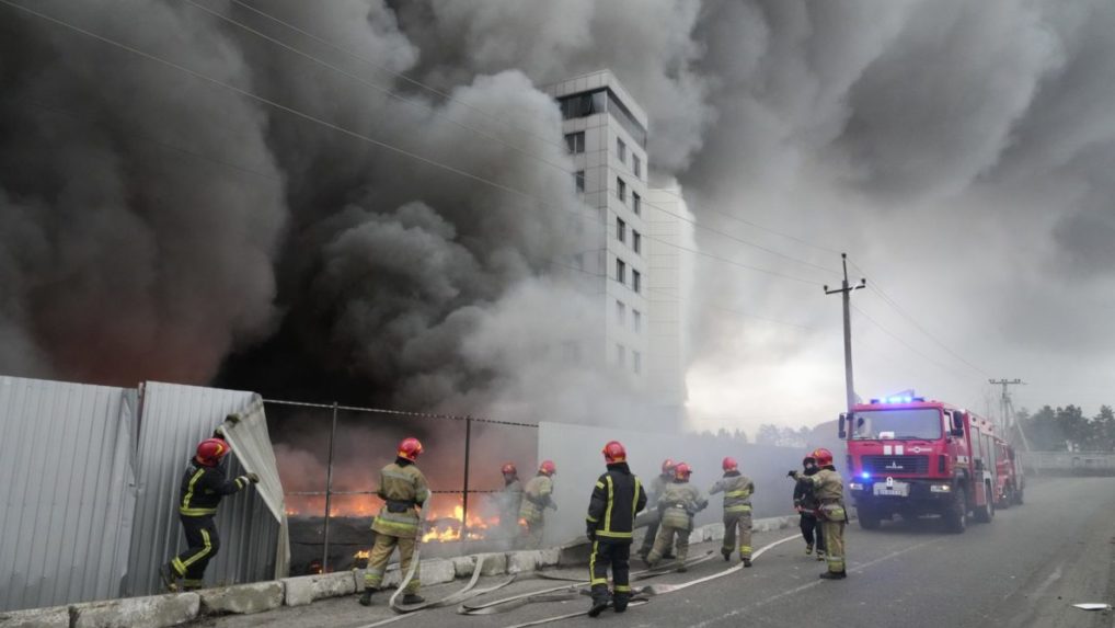 V Kyjeve sa po ruskom ostreľovaní čiastočne zrútil obytný dom