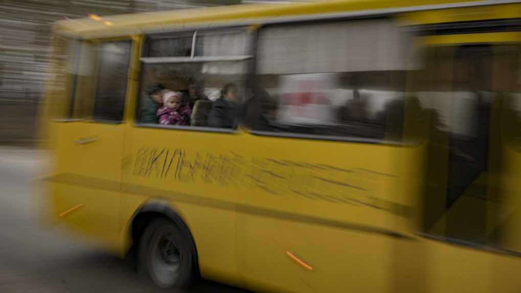 Ukrajina obvinila Rusko z ostreľovania humanitárneho konvoja so ženami a deťmi