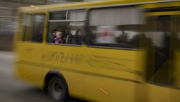 Evakuačný autobus z ukrajinského mesta Irpiň.