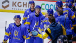 ukrajinskí hokejisti tešiaci sa z gólu na MS I. B divízie v roku 2019.