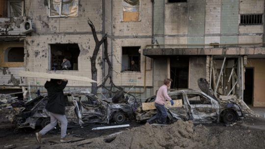 Zničená budova v Kyjeve po ruskom bombardovaní.