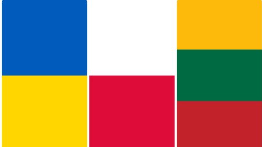 Na snímke zľava vlajky Litvy, Poľska a Ukrajiny.