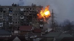 Explózia v bytovke po ostreľovaní ruskými tankmi v ukrajinskom Mariupole.