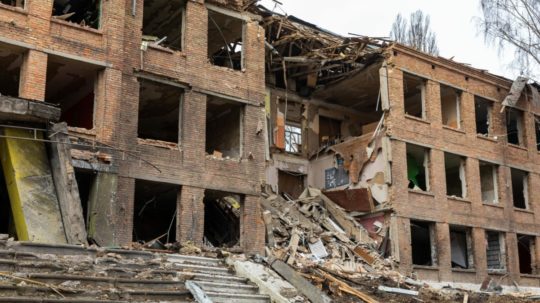 Budova školy zničená ruským ostreľovaním.