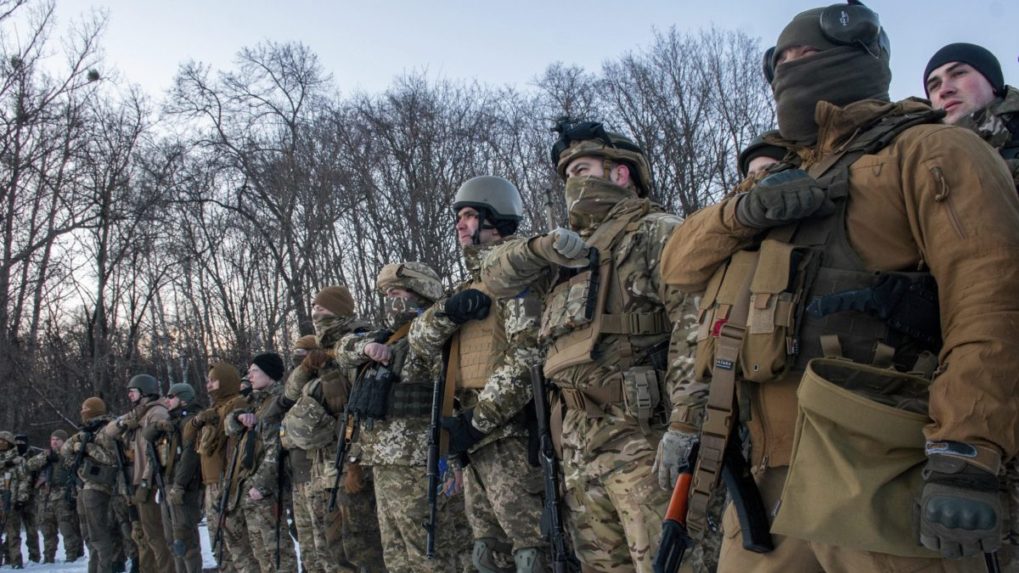 Ukrajinskí vojaci počas tréningu neďaleko Charkova.