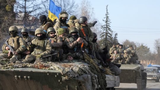 Na snímke vojaci ukrajinskej armády na bojovom vozidle.