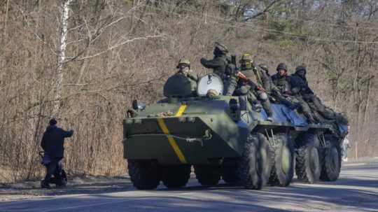 Ukrajinskí vojaci na obrnenom vozidle.