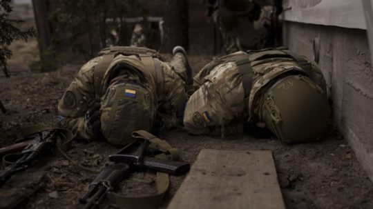 ukrajinskí vojaci sa skrývajú pred ruským ostreľovaním