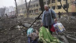 Žena pred zbombardovanou nemocnicou v Mariupole.