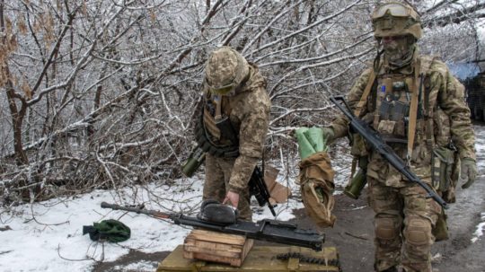 Ukrajinskí vojaci so zbraňami neďaleko Charkova.