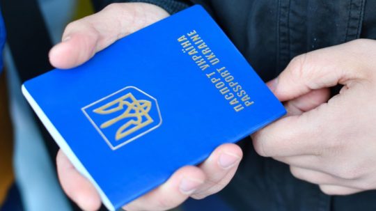 Na ilustračnej snímke ukrajinský pas.