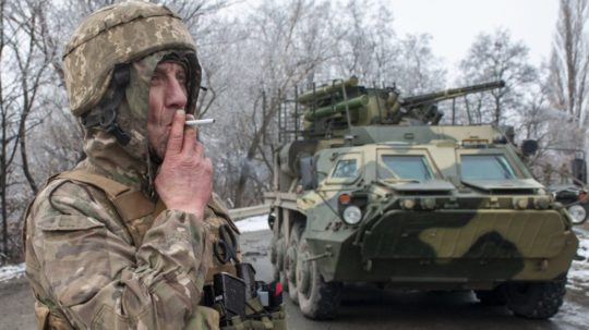 Ukrajinský vojak fajčí cigaretu neďaleko Charkova.