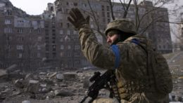 Ukrajinský vojak stráži svoju pozíciu v meste Mariupol.
