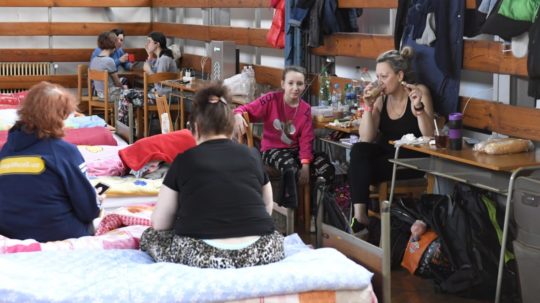 Na snímke vojnoví utečenci z Ukrajiny v telocvični Strednej odbornej školy beauty služieb v Košiciach.