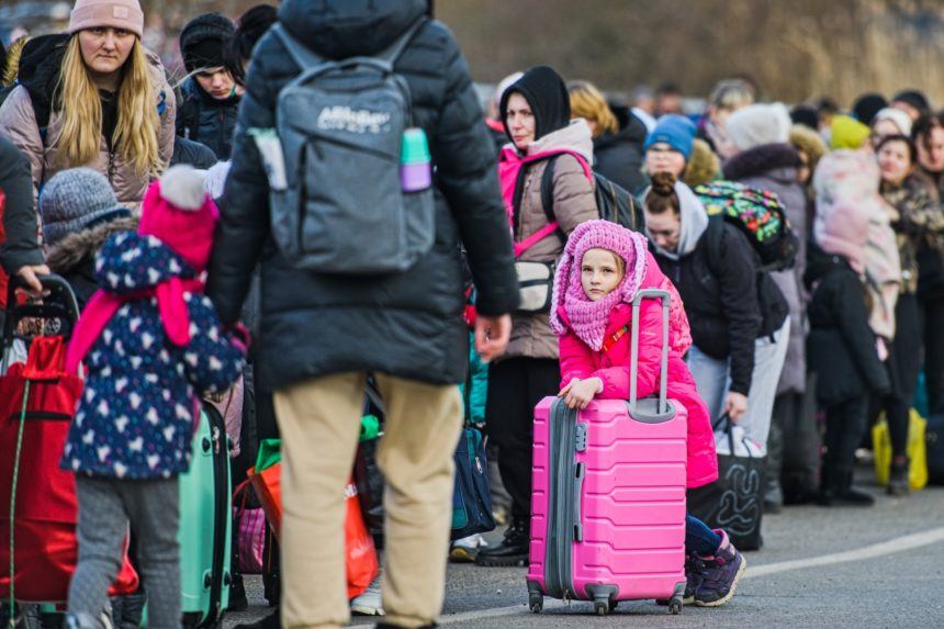 Utečenci z Ukrajiny čakajú na slovensko-ukrajinskom hraničnom priechode Vyšné Nemecké.