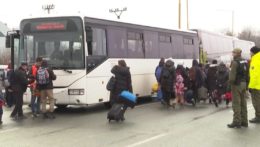Utečenci z Ukrajiny nastupujú do autobusu smerom do Michaloviec.