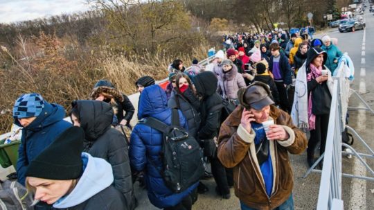 Vojnoví utečenci z Ukrajiny čakajú na ukrajinskej strane ukrajinsko-slovenského hraničného priechodu Užhorod - Vyšné Nemecké.