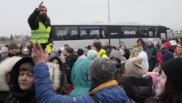 Utečenci utekajúci pred vojenským konfliktom na Ukrajine stoja v rade na nastúpenie do autobusu po ich príchode na poľsko-ukrajinský hraničný priechod Medyka.