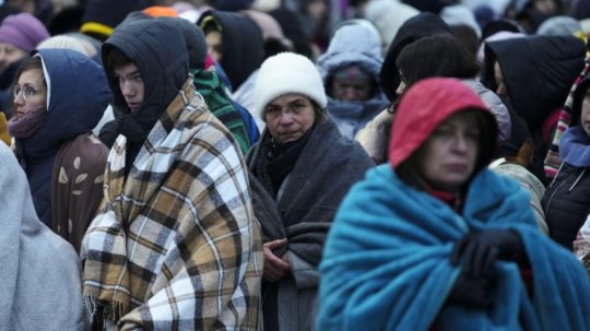 Utečenci z Ukrajiny pri poľsko-ukrajinskom hraničnom priechode v Medyke.