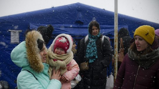 Utečenci na rumunsko-ukrajinskej hranici.