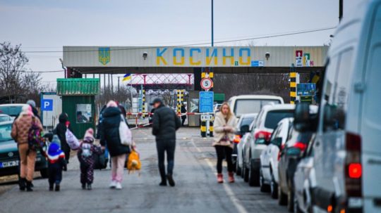 Na snímke utečenci z Ukrajiny na ukrajinsko-maďarskom hraničnom priechode Kosino.