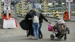 Rodina utečencov utekajúcich pred vojenským konfliktom na Ukrajine sa objíma po ich spojení na poľsko-ukrajinskom hraničnom priechode Medyka na hraniciach s Poľskom.