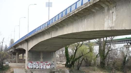 Na snímke uzavretý most cez rieku Váh v Hlohovci.
