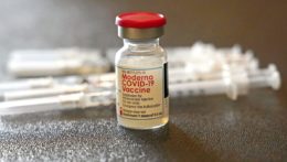 Na snímke injekčné striekačky a ampulka s vakcínou proti ochoreniu COVID-19 od spoločnosti Moderna.